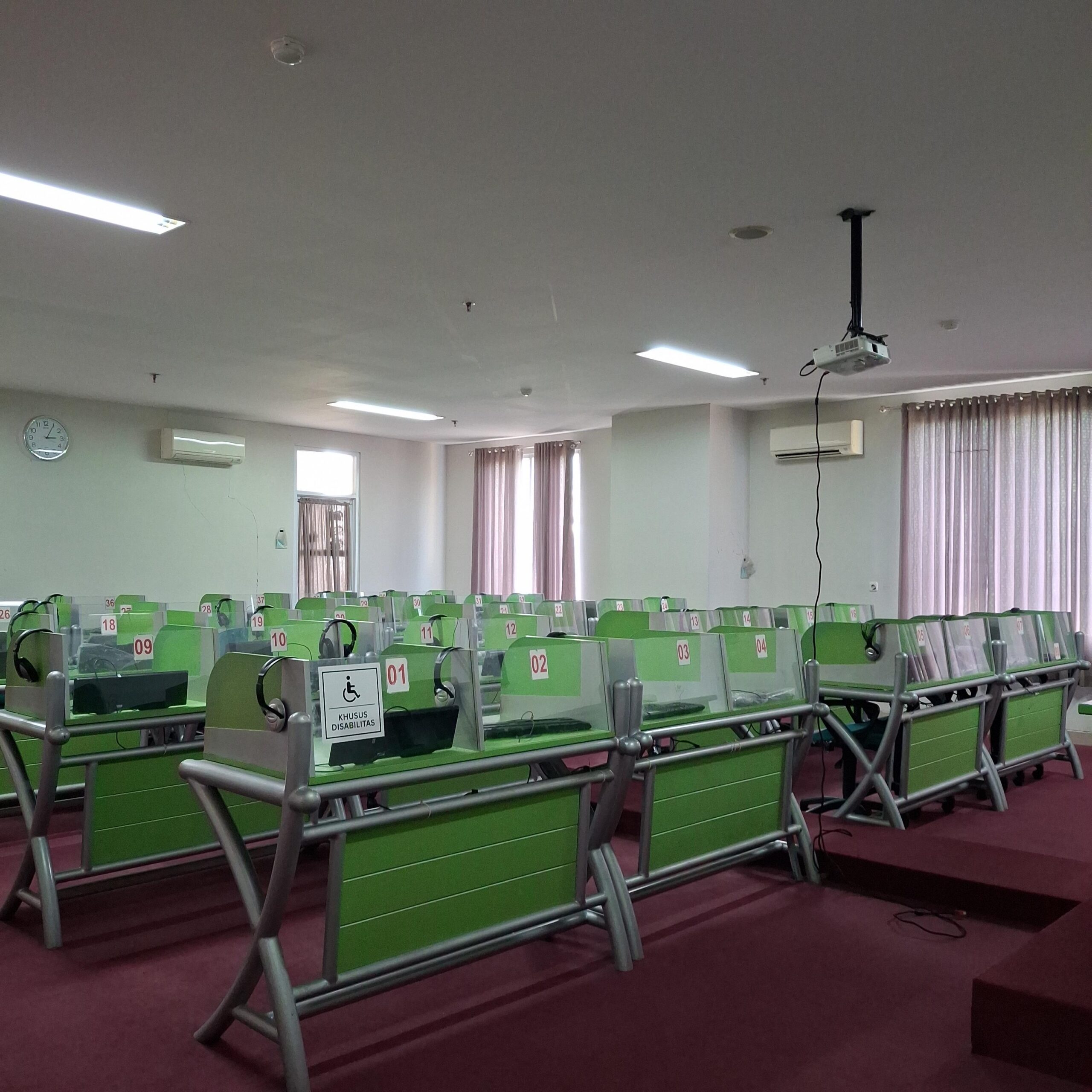 Fasilitas Laboratorium Listening Sastra Inggris UNISSULA